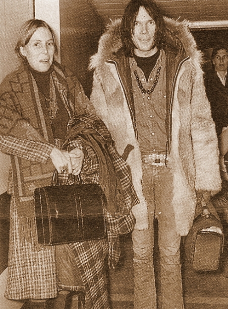 Neil-and-Joni-Mitchell-arriving-at-Heathrow-Airport-on-December-30-1969